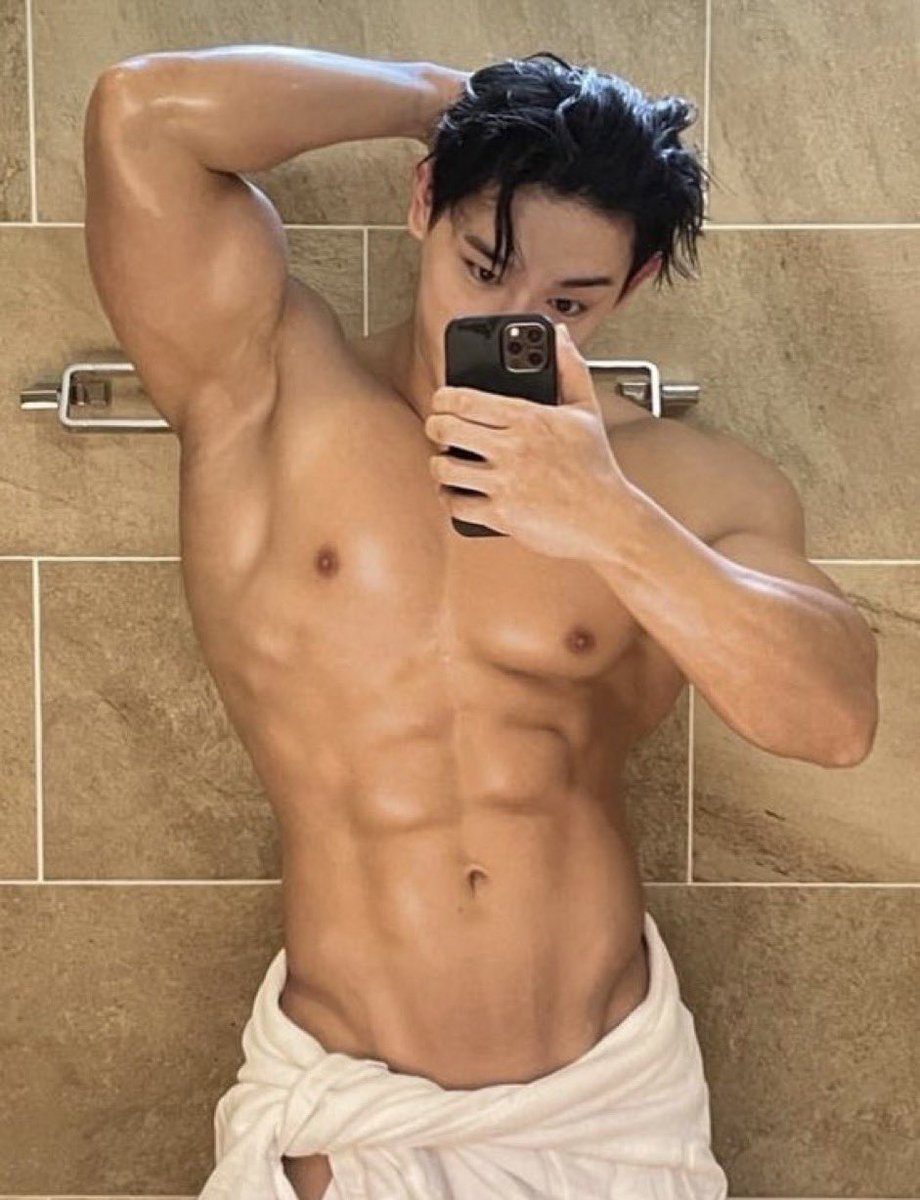 crownofcloud's tweet photo. staring at his body is my pre-workout https://t.co/PuYxQ1hBWi