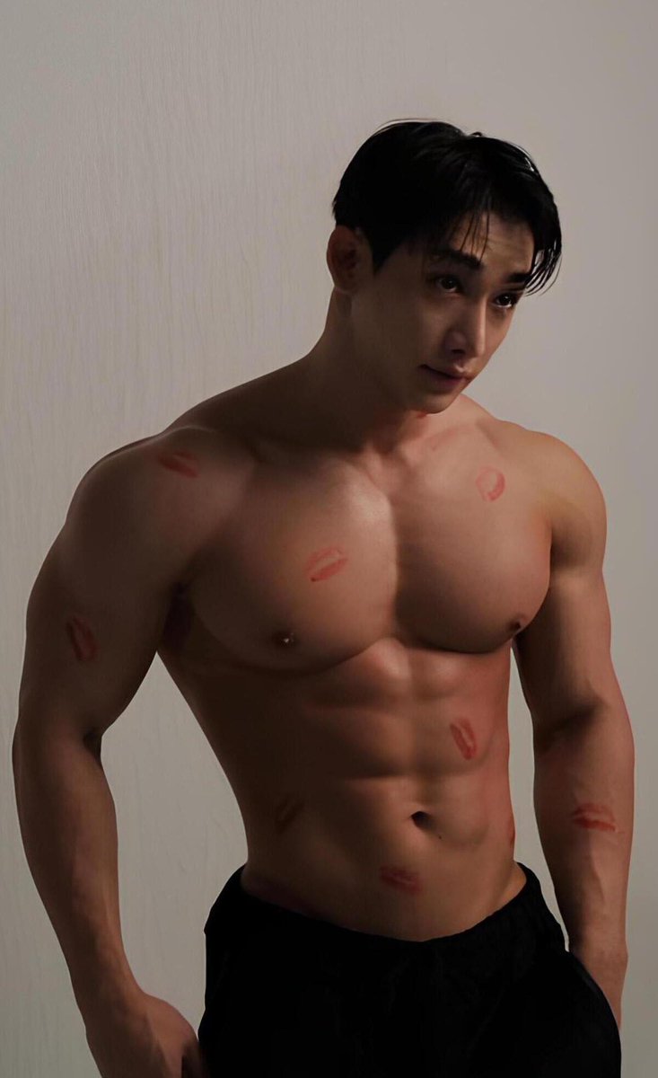 crownofcloud's tweet photo. staring at his body is my pre-workout https://t.co/PuYxQ1hBWi