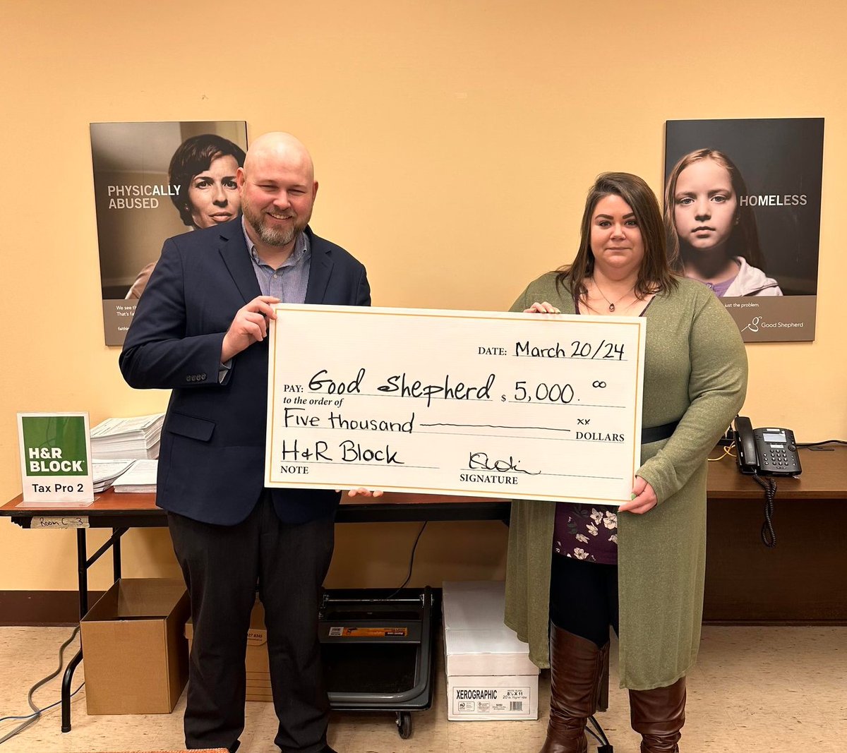Thank you @HRBlockCanada and the Returning Hope Program for providing free tax filing to help low-income & vulnerable Canadians file their taxes. We're grateful for the added donation of $5,000 for Good Shepherd Programs! Pictured is Brian Fyfe, District Manager of H&R Block.