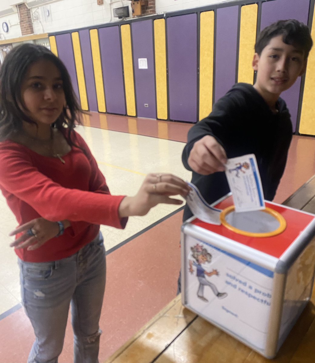 Practicing problem solving steps from @2ndstepprogram earns recognition tickets for a raffle! Way to go! ¡Practicar los pasos de resolución de problemas de @2ndstepprogram gana entradas de reconocimiento para una rifa! ¡Así se hace! #KomenskyLionPride #OrgulloLeonesKomensky