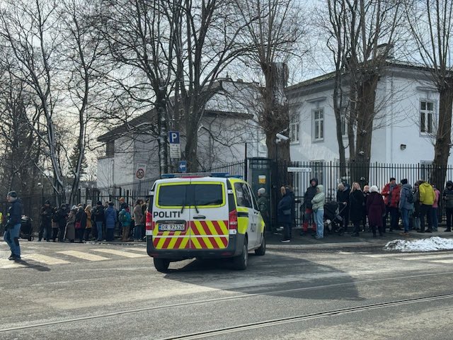 Hundreds of #Russians living in #Norway rocked up in force at the Embassy in #Oslo on Sunday to protest the rigged election. 

They supported Putin’s only real opponent #AlexeiNavalny whose widow called for ‘Noon Demos’ across Europe to condemn his blatant murder.☹️