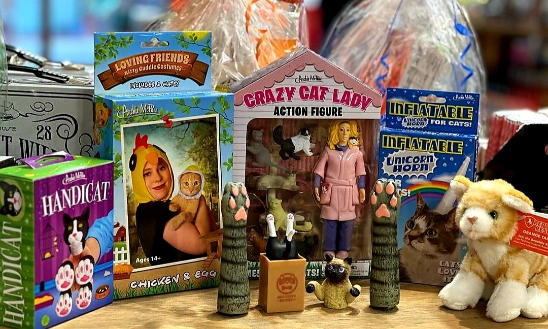 Have a cat lady in your life? We have the purrr-fect thing! 🚀 #rocketfizz #cats #catsofinstagram #catlady #soda #candy 📷: Rocket Fizz Woodburn, OR *products vary by location*