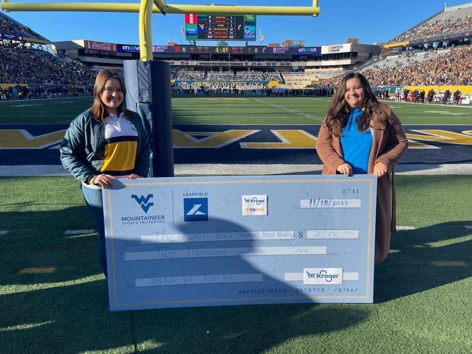 morg_lyss's tweet photo. Supporting 2 amazing causes today! 💛💙
#WVUDayofGiving #IGave
@WVU_TheRack @NeuroscienceWVU https://t.co/ujqagUWA0p