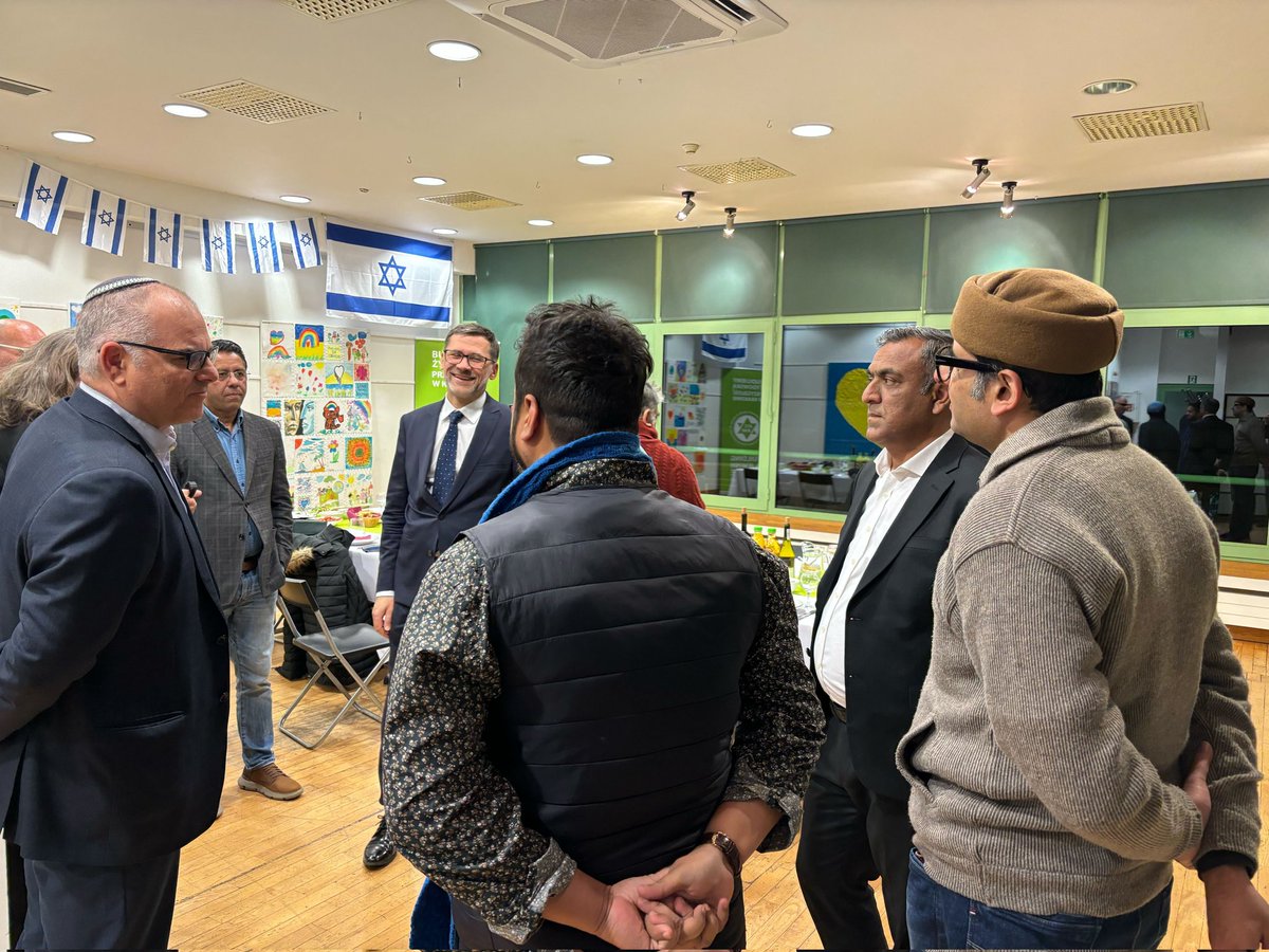 A thought-provoking mtg w/ activists, journalists, academics who originally come from Afghanistan, Pakistan, &amp; India and came to 🇵🇱 on a <a href="/sharakango/">Sharaka - شراكة</a> mission. They educate their audiences in Urdu, Pashto &amp; Hindi, about Jewish history &amp; 🇮🇱#Israel.
Their work deserves appreciation.
