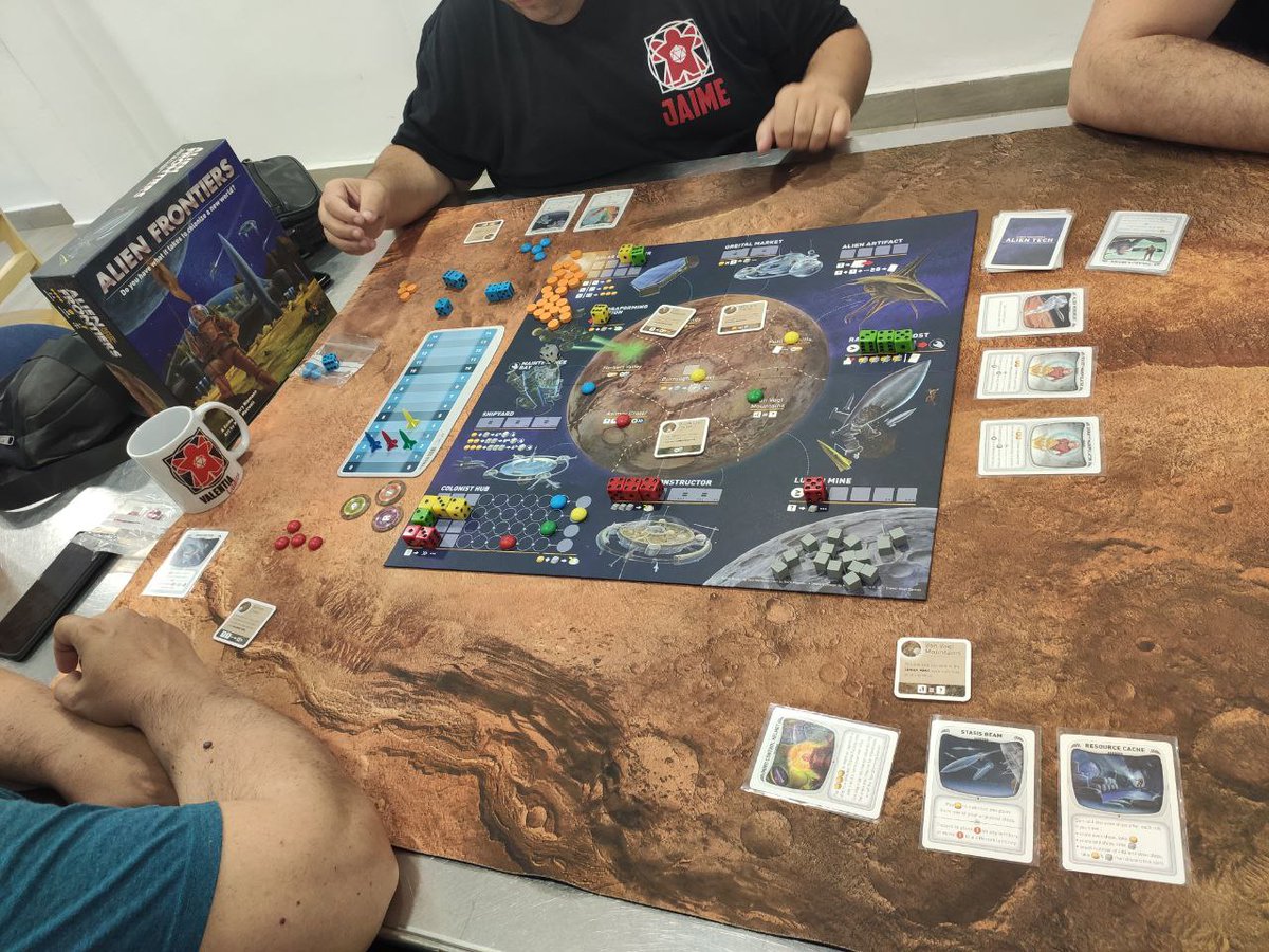 ValentiaLudica's tweet photo. Pero la lucha en las sombras por ver qué naves llegarán primero y lo que encontrarán será algo de lo que solo el silencio de Marte será testigo! 🚀
#valentialúdica #boardgames #tabletopgames #juegosdemesa #alienfrontiers https://t.co/YuEu2aWDlh
