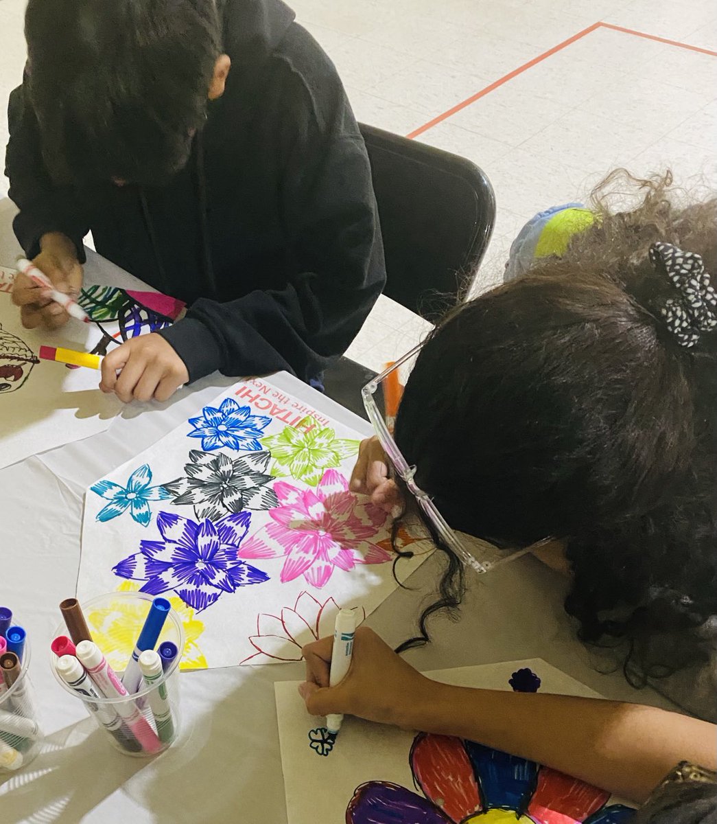 WHA0212's tweet photo. Today was a great day for Kites in the Classroom at Arrowhead Elementary School. https://t.co/UlQSCq4UJ0