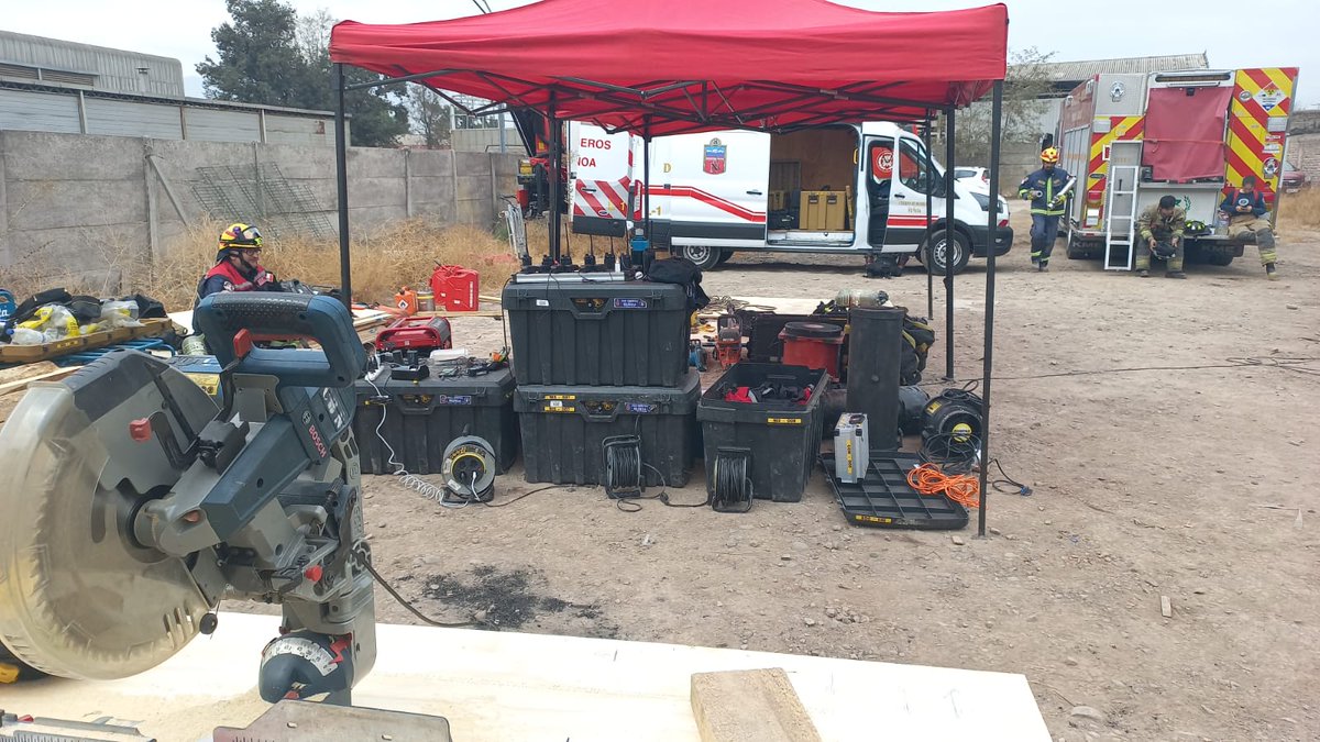 USARNunoa's tweet photo. Nos encontramos trabajando con parte de nuestro equipo en apoyo local al Cuerpo de Bomberos de San Bernardo. @comandante_cbn @BomberosdeChile https://t.co/rc9E95XVqp