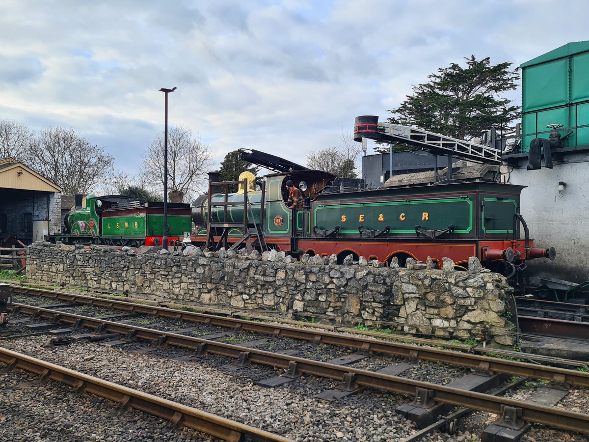 It has to be said, this pair is a nice looking combination. @SwanRailway @bluebellrailway