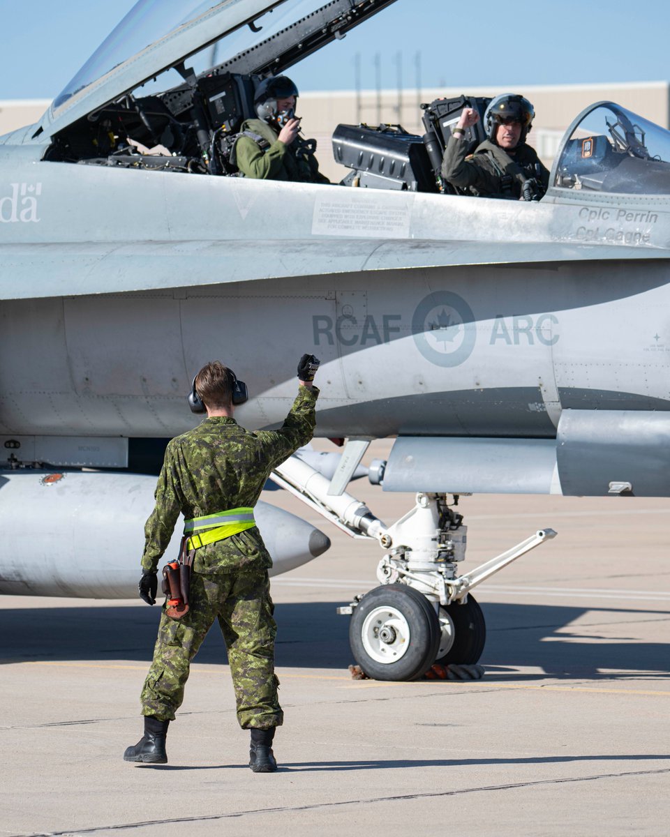 Maintaining flight operations during exercise #CougarSouth requires #teamwork ! 3 Wing Aircraft Maintenance Technicians and Air Weapons Systems Technicians are working hard to ensure #RCAF CF-18s are ready to take to the air and participate in valuable training with our 🇺🇸 ally.