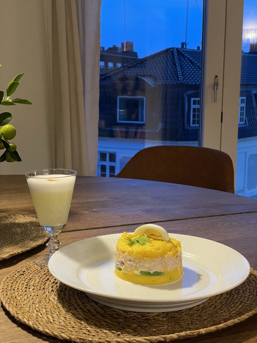 Causa og pisco sour. Næsten som at være i Lima igen! 🇵🇪❤️ (ja, det er min mormors krystal hvidvinsglas)