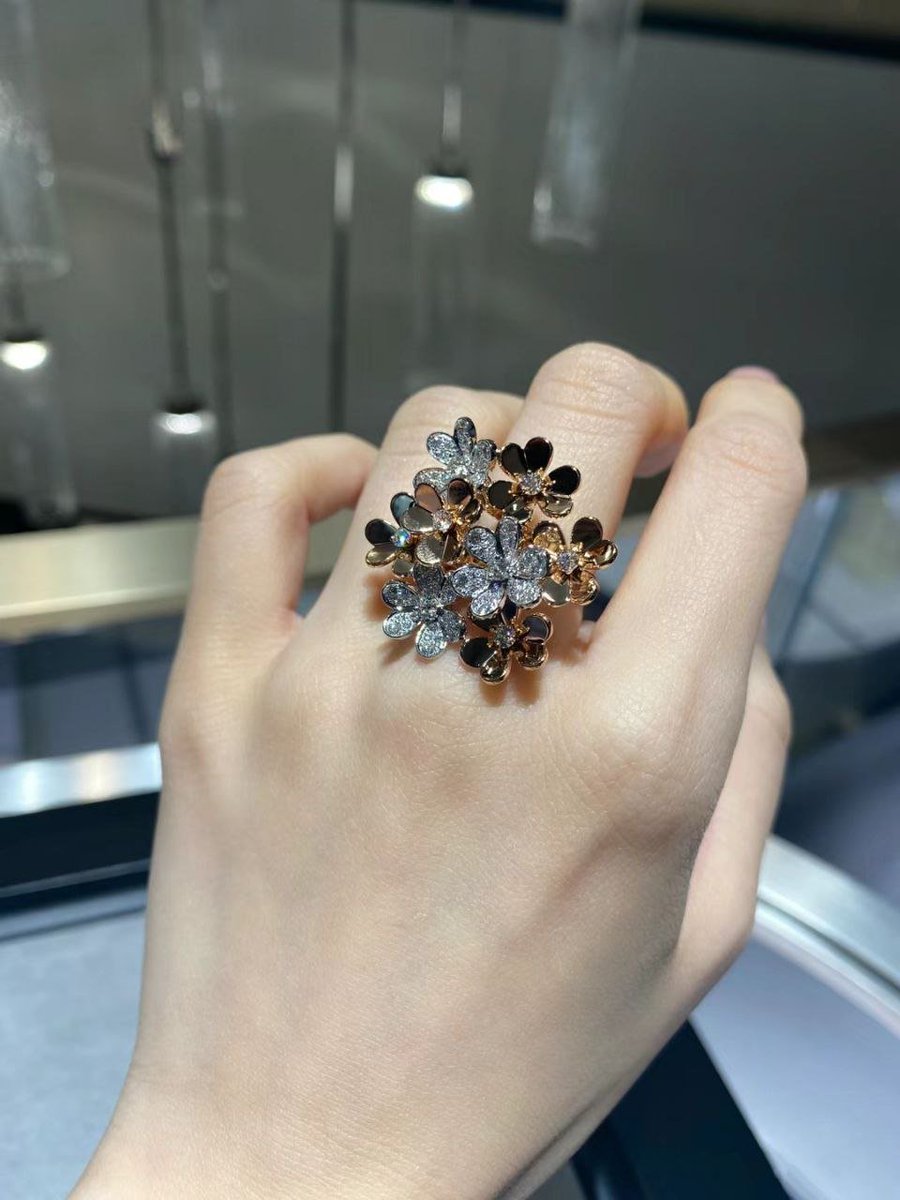 anna_lwg's tweet photo. Do you think this clover ring looks good? https://t.co/DQlXerGaDc