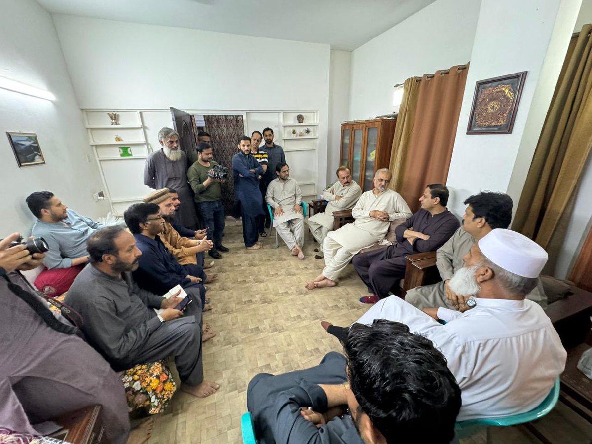 murtazawahab1's tweet photo. اپنے بڑے بھائی حافظ نعیم الرحمان صاحب کے گھر پارٹی کے ساتھیوں کے ساتھ ان کی عیادت کے لئے حاضر ہوا اور ان کی صحت کے لئے نیک خواہشات کا اظہار کیا۔پروردگار ان کو اچھی صحت عطا کرے آمین 🤲 https://t.co/wvKSGTv8Ux