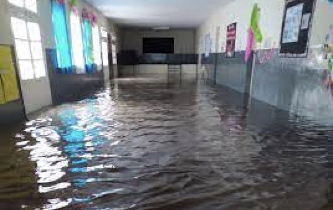 Por la falta de inversión en obras de saneamiento e infraestructura escolar las escuelas de la PBA hoy estuvieron bajo agua 💦🙁. 

Es necesario que <a href="/Kicillofok/">Axel Kicillof</a> repiense sus prioridades para que el dinero que se despilfarra en viajes y publicidad se invierta en educación.