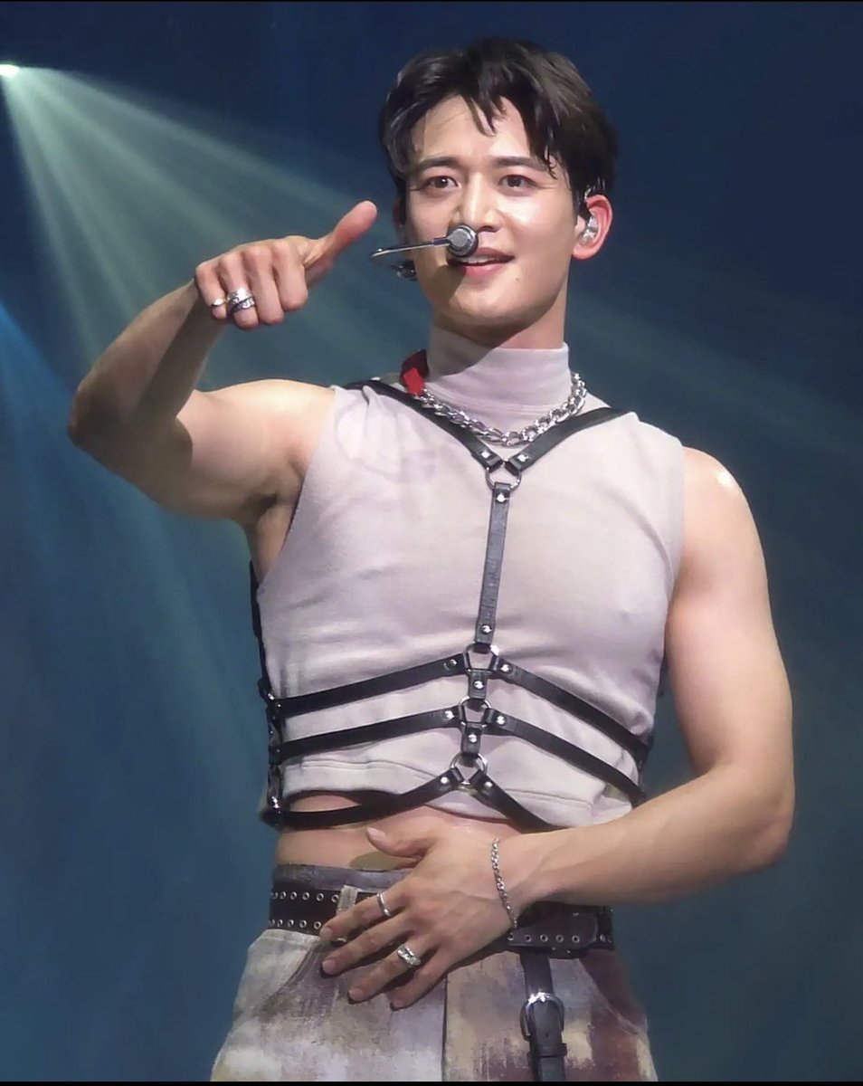 3Teacher1's tweet photo. The fact that this generous, wonderful, strong man felt the need to apologize to some crazed lunatics who won’t support something that will bring him joy, shows what kind of a man he is and how pathetic they are. So glad he isn’t backing down! #SupportMinho #SHINee #MINHO https://t.co/X0K4Ccjscx