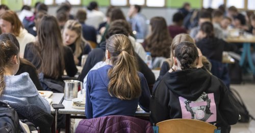 limportante_fr's tweet photo. Les pensées suicidaires, tentatives de suicide et gestes d'automutilation augmentent chez les jeunes. Les filles particulièrement concernées https://t.co/sN8u2yM04W https://t.co/rdGgAxkujA