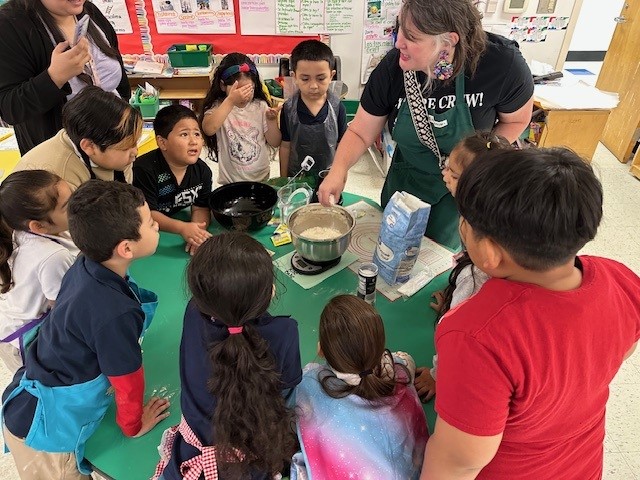 dallasschools's tweet photo. ππ Inside the Classroom:
Kindergartners at @CREWatDISD practice their bread-making skills after learning about Colonial Times in their Amplify unit, discovering that roles like bread makers helped keep communities thriving.
#TeachBeyondtheTest https://t.co/xXKNAArm1f
