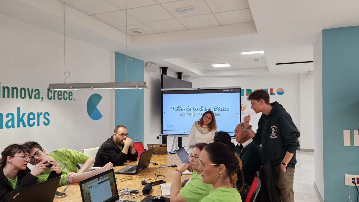 smartopenlab's tweet image. Hoy por la tarde #AlbertoQP @HardSoftTips de @smartopenlab ha impartido en @CircularFab un curso básico de @arduino en la semana @ArduinoWeekEx @DiputacionCC @DipCCTIC 

@infouex @SocialUex @Tad3Lab @JuventudCaceres @FablabBadajoz @LabMerida @ccmijesususon @XtreneMakerLab