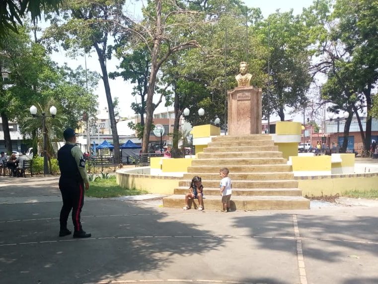 Con el propósito de garantizar el uso seguro de los espacios públicos por el pueblo, los funcionarios de la Policía del Municipio #Barinas se mantienen en contante patrullaje por plazas y parques de la ciudad #ÉpocaDeTransformación @Visipol_MIJP @jbarrios_cpeb