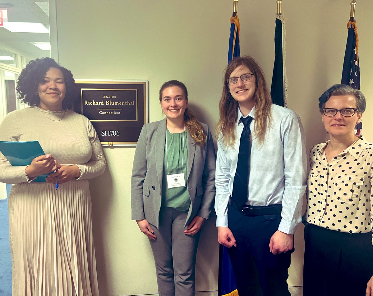 Next, we had the pleasure to meet Sydney Lamb,Legislative Correspondent for the office of @SenBlumenthal! Thank you for the continued support for education, public health& @NIH-funded research! We also talked about the importance of #WomeninSTEM 👩🏼‍🔬👩🏾‍💻💪 @ImmunologyAAI #PPFPHillDay