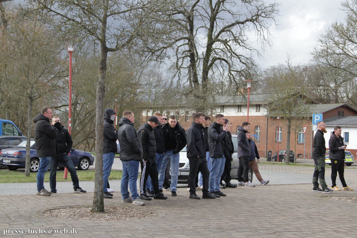 1/5 Am Rand einer Demonstration gegen den Parteitag der AfD #Brandenburg in #Jüterbog versammelten sich etwa 25 Personen, darunter stadtbekannte Rechte, und standen der Antifademo bedrohlich gegenüber.

Fotos von den Provokationen und dem AfD Parteitag: flickr.com/photos/1951763…