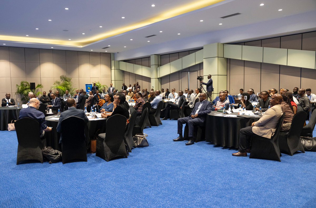 This evening at Intare Arena, President Kagame closed a two-day cabinet retreat that discussed practical steps towards sustaining a collaborative and results-driven government. The President emphasized the importance of having the courage to speak up and called on leaders to