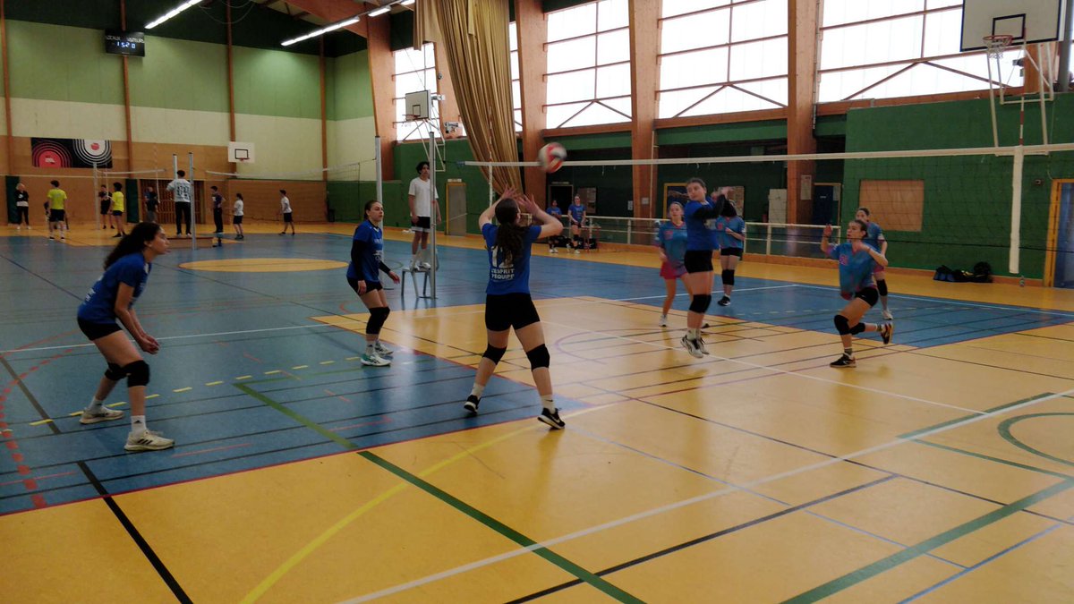 Compétition académique de volley-ball des minimes filles à Angoulême aujourd’hui Une belle 4ème place! Des matchs très disputés. Bravo les filles!