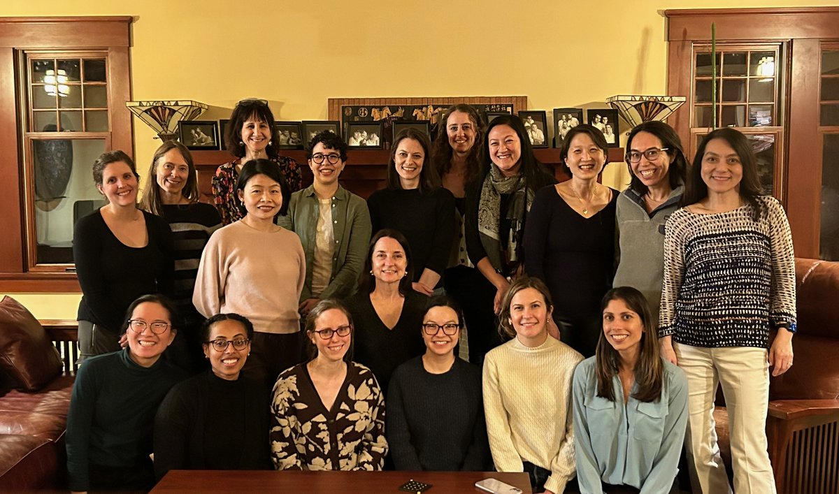 What a wonderful #WIN event we had last week with our @womeninnephro. Thank you to everyone who came, especially our @UWNephrology alumni! We are fortunate to have such a strong #WIN network in our area. #Seattle #kidney #nephtwitter @UWMedicine
