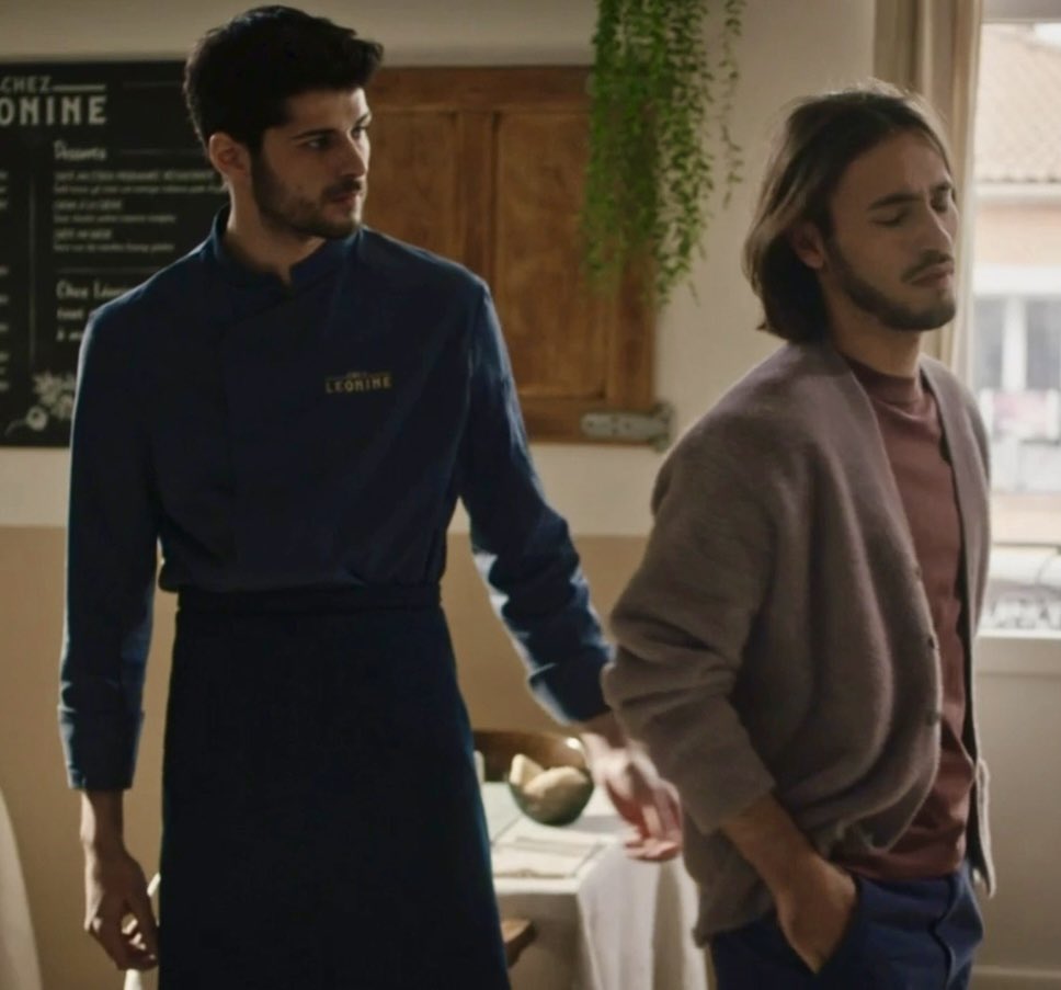 #IciToutCommence #Judéo
Jude: tu m’plais, tu sais

Matthéo: toi aussi, tu m’plais…Viens on va ailleurs

Jude: non j’ai une urgence !

🥰Ah enfin !😃
Il faut que Jude comprenne que Matthéo ne va pas s’afficher dans son petit village en couple avec un mec du jour au lendemain mdr