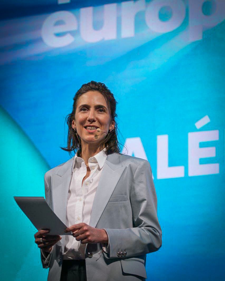 Notre famille européenne transforme l’Europe. Tout ce que l’Europe a fait depuis cinq ans contient la patte de <a href="/RenewEurope/">Renew Europe</a>. C’est une immense fierté.

Il est impossible de détacher les enjeux des élections européennes de ce qu’il se passe au Parlement européen. 🧵