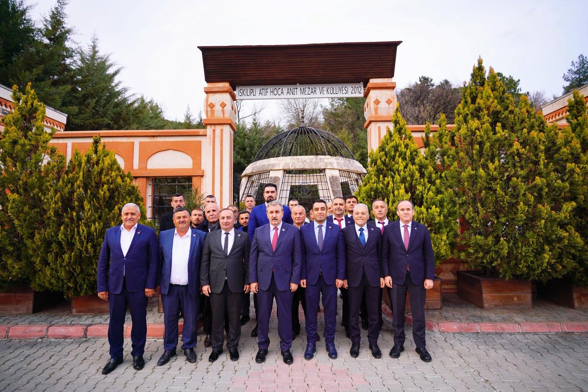 Genel Başkanımız Sayın Mustafa Destici, İskilipli Atıf Hoca'nın kabrini ziyaret etti, karanfil bıraktı, Kuran-ı Kerim okuyarak dua etti.