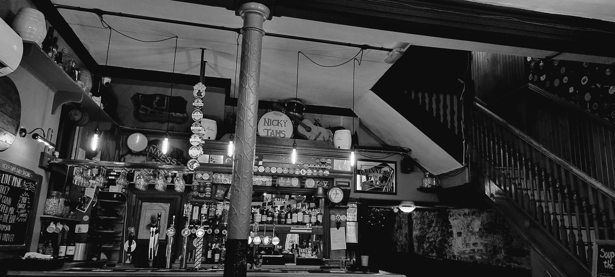 Quietbiglad's tweet photo. A day out in Stirling, not many dog friendly establishments tbh. Nicky Tams and the City Walls were both brilliant, although you wouldn't think it looking at Gordon's face #Stirling #NickyTams #TheCityWalls #GuinnessZero https://t.co/GoJeY4Qsfu
