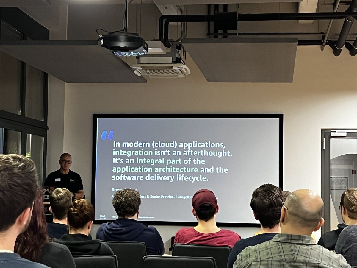 Dirk talks about integration patterns for distributed systems. Absolutely amazing 🚀🔥