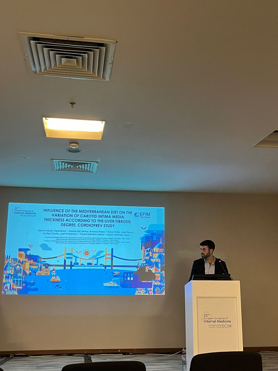 InternaHURS's tweet photo. Destacada participación de los residentes de @InternaHURS en el 22º Congreso Europeo de Medicina Interna celebrado en Estambul  #ECIM2024 @HUReinaSofia @IMIBIC https://t.co/6zuTj6ur4s