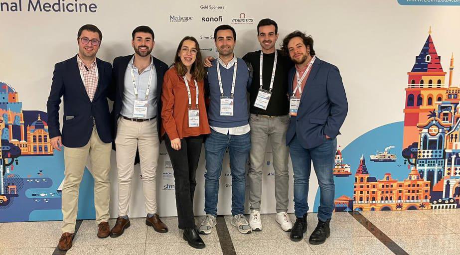 InternaHURS's tweet photo. Destacada participación de los residentes de @InternaHURS en el 22º Congreso Europeo de Medicina Interna celebrado en Estambul  #ECIM2024 @HUReinaSofia @IMIBIC https://t.co/6zuTj6ur4s