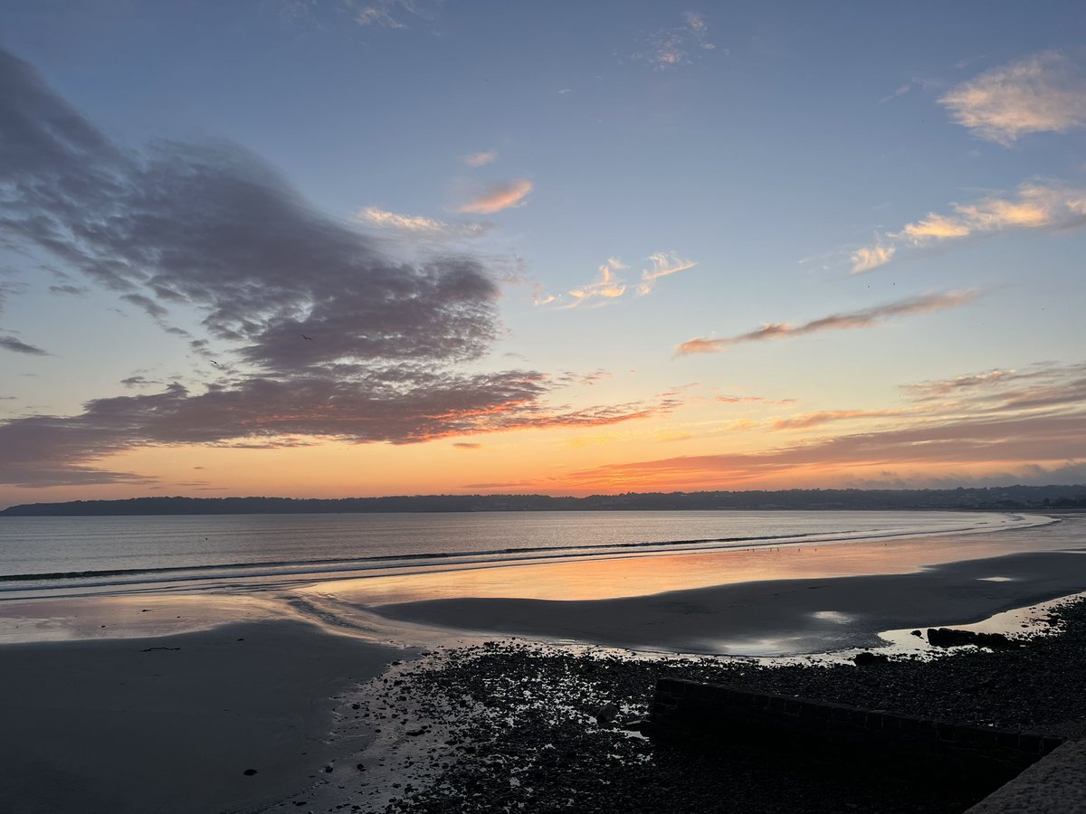 And the beautiful sky tonight with the Radisson. Fingers crossed this weather stays for the next few days. <a href="/CorbettLeQuesne/">Corbett Le Quesne</a>