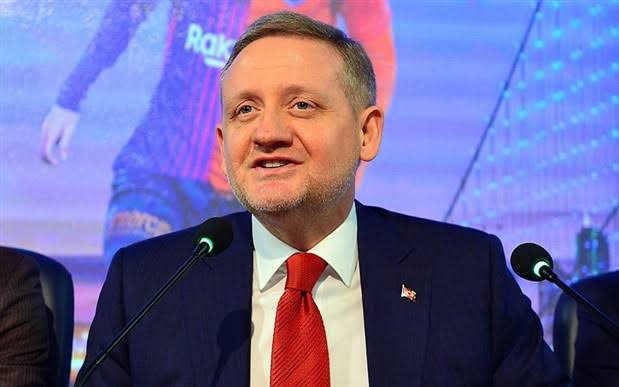 Bana zerre kadar güven vermeyen, tam tersine antipatik gelen biri.
Önceden de Türk futbolunun sorunları vardı ama içinden çıkılmaz bir bataklığa dönüştüğü dönemle, onun futbolumuza girdiği tarihler birebir örtüşüyor, dikkat edin.
Büyükekşi dediğiniz çapsızın teki. Tek başına