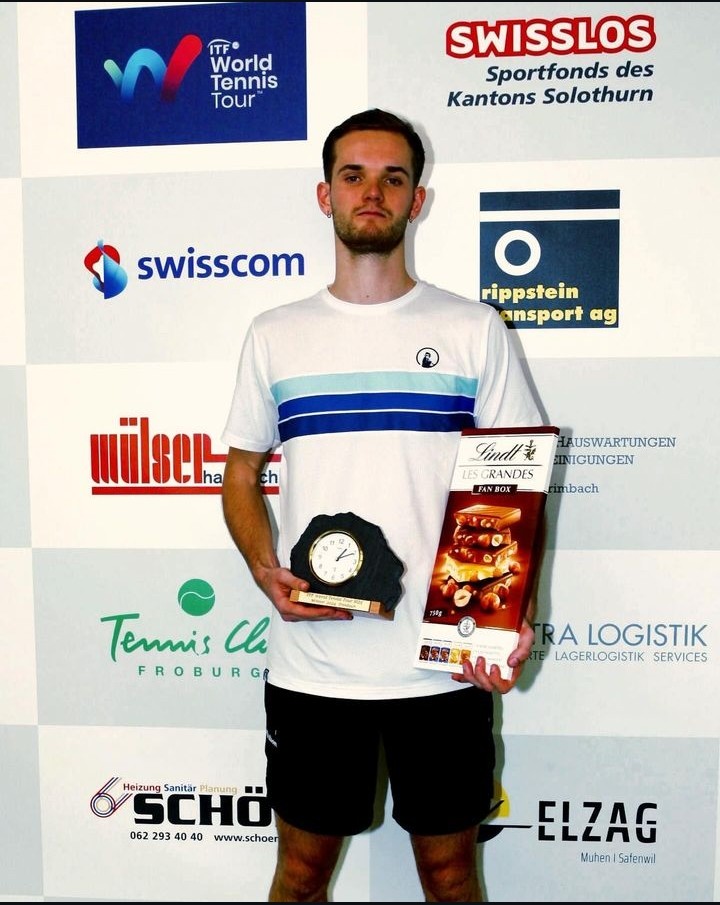 Not_Esportivas's tweet photo. ITF TENNIS!
Parabéns aos tenistas campeões do @worldtennis de M25 de Trimbach na Suíça
Simples: Mats Rosenkranz (🇩🇪)/🏆(5)
Duplas: Niklas Schell (🇩🇪)/ Mark Whitehouse (🇬🇧)
#ITFWorldTennisTour #ITFtennis #TCFroburgTrimbach #TrimbachOpen #MatsRosenkranz #NiklasSchell #MarkWhitehouse https://t.co/jVWqmkaMdh