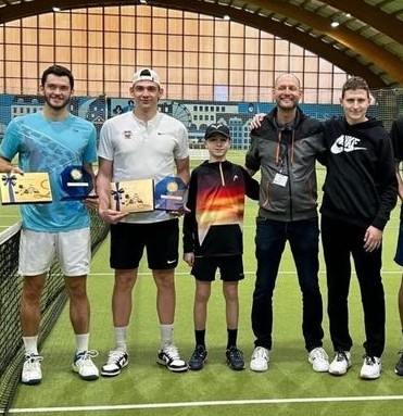 Not_Esportivas's tweet photo. ITF TENNIS!
Parabéns aos tenistas campeões do @worldtennis de M25 de Trimbach na Suíça
Simples: Mats Rosenkranz (🇩🇪)/🏆(5)
Duplas: Niklas Schell (🇩🇪)/ Mark Whitehouse (🇬🇧)
#ITFWorldTennisTour #ITFtennis #TCFroburgTrimbach #TrimbachOpen #MatsRosenkranz #NiklasSchell #MarkWhitehouse https://t.co/jVWqmkaMdh