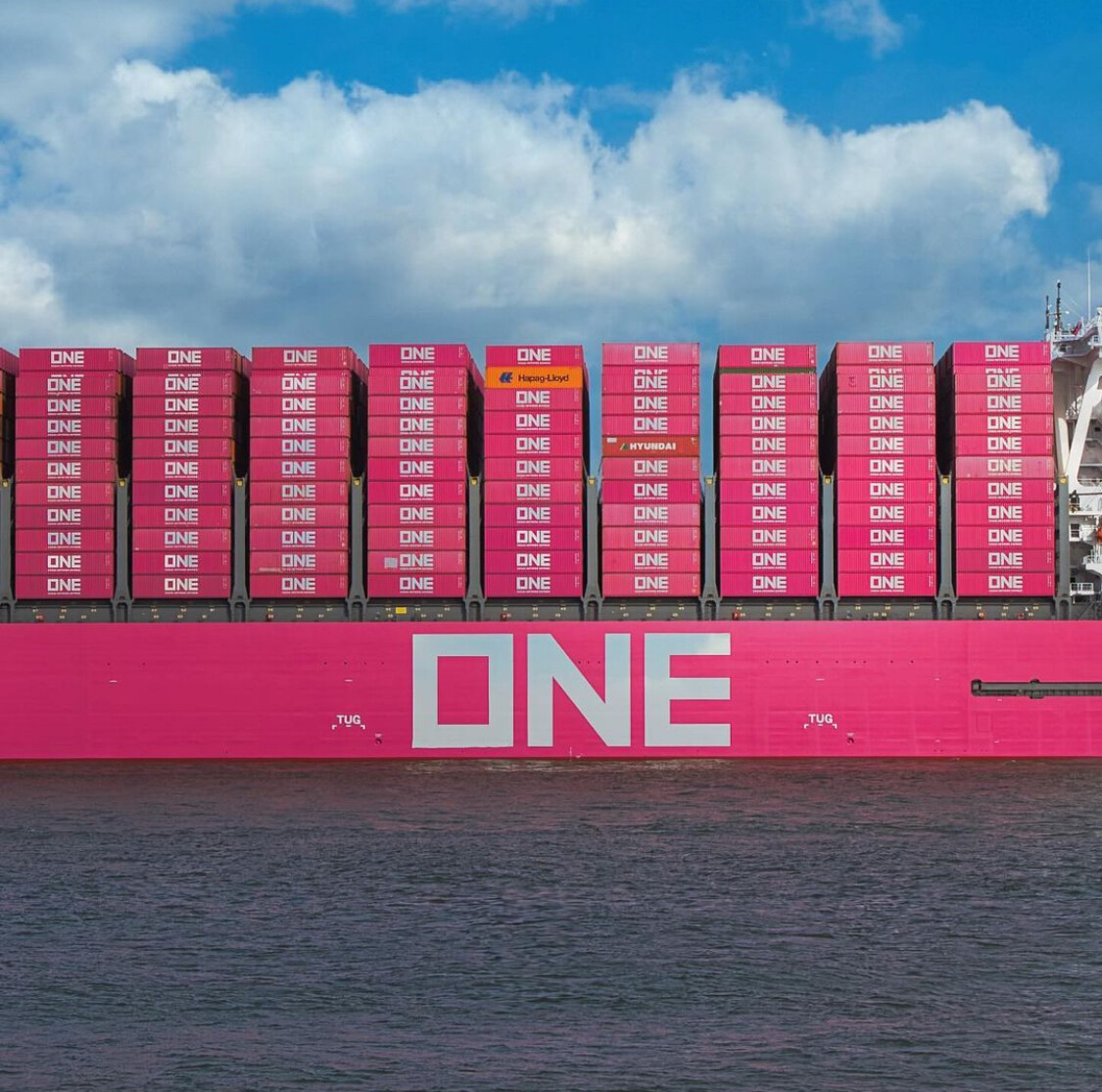 ONENorthAmerica's tweet photo. @fromthemountainphoto Captured the Magenta Majesty: #ONE Intelligence navigating the bustling waters of Rotterdam! 
#FoundONE📸🥇🚢 

#OceanNetworkExpress #ContainerShipping #MajesticAtSea #MagentaNotPink #AsONEWeCan #rotterdam #photography #shipspotting https://t.co/xRqadN7NjQ