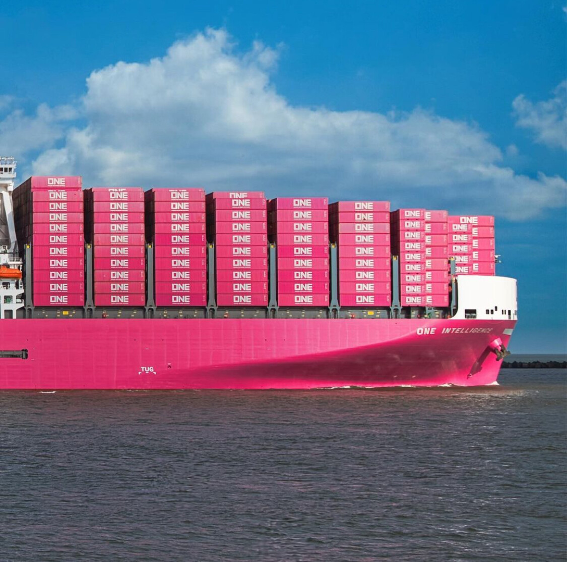 ONENorthAmerica's tweet photo. @fromthemountainphoto Captured the Magenta Majesty: #ONE Intelligence navigating the bustling waters of Rotterdam! 
#FoundONE📸🥇🚢 

#OceanNetworkExpress #ContainerShipping #MajesticAtSea #MagentaNotPink #AsONEWeCan #rotterdam #photography #shipspotting https://t.co/xRqadN7NjQ