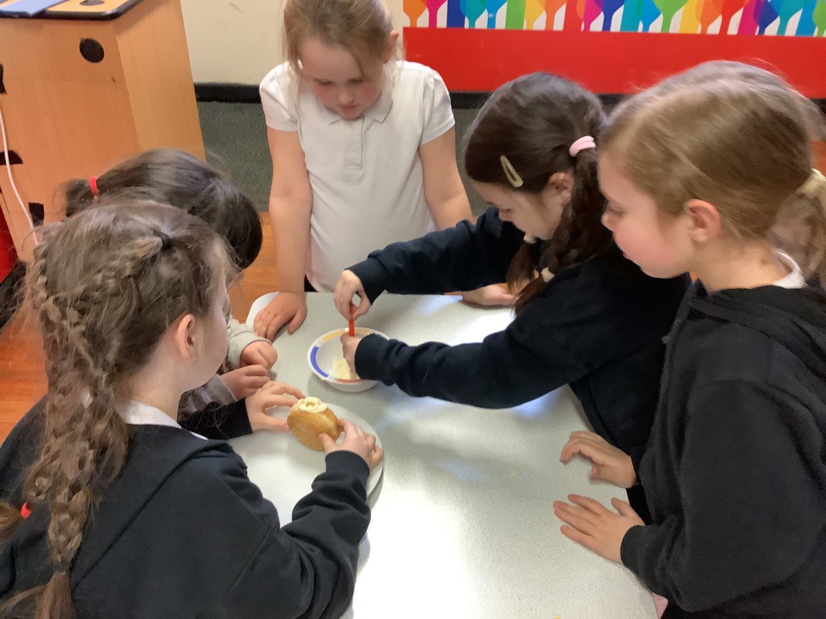 Year 3 have ‘enjoyed’ 🤮 learning about the symptoms of the plague this afternoon with Mrs P. Doughnut, custard and jam sound delicious, until you mention the words exploding buboes! 🐀❌