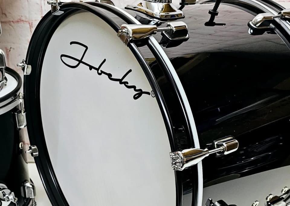 jobekydrums's tweet photo. Black gloss electronic drum kit with silver electronic cymbals and a Roland TD17 module going to Edinburgh and a little 8 inch gloss Tom going to Italy #electronicdrums #edrums #drums #quietdrumming #drummodule #rolandtd17 #electroniccymbals #hybriddrumming #meshheads https://t.co/DYd1fXxq3u