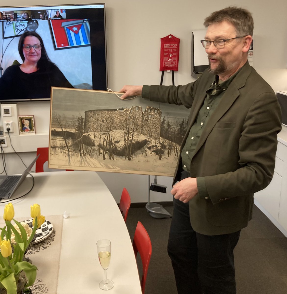 Mia Lempiäinen-Avci (@mialem_avci) on Twitter photo Kirjanjulkkarit! Juhlimme Raaseporin linnan arkeologisista tutkimuksista kertovan kirjan ilmestymistä <a href="/UniTurku/">Turun yliopisto - University of Turku</a>. Hankkeen PI arkeol. prof. Georg Haggrén! Rahoitus tuli @Skr_fi - kiitos säätiölle! 🥂💕🍀 Minä kirjoitin Raaseporin hyötykasveista. Georg sai lahjaksi kuvataulun. Kirjanjulkkarit! Juhlimme Raaseporin linnan arkeologisista tutkimuksista kertovan kirjan ilmestymistä <a href="/UniTurku/">Turun yliopisto - University of Turku</a>. Hankkeen PI arkeol. prof. Georg Haggrén! Rahoitus tuli @Skr_fi - kiitos säätiölle! 🥂💕🍀 Minä kirjoitin Raaseporin hyötykasveista. Georg sai lahjaksi kuvataulun.
