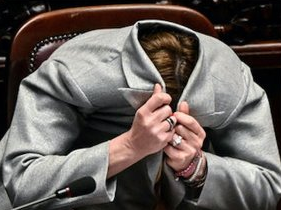 Forse i suoi elettori, ma la maggioranza degli italiani non meritano una presidente del Consiglio del genere, guitta di nessun talento
#governodellavergogna