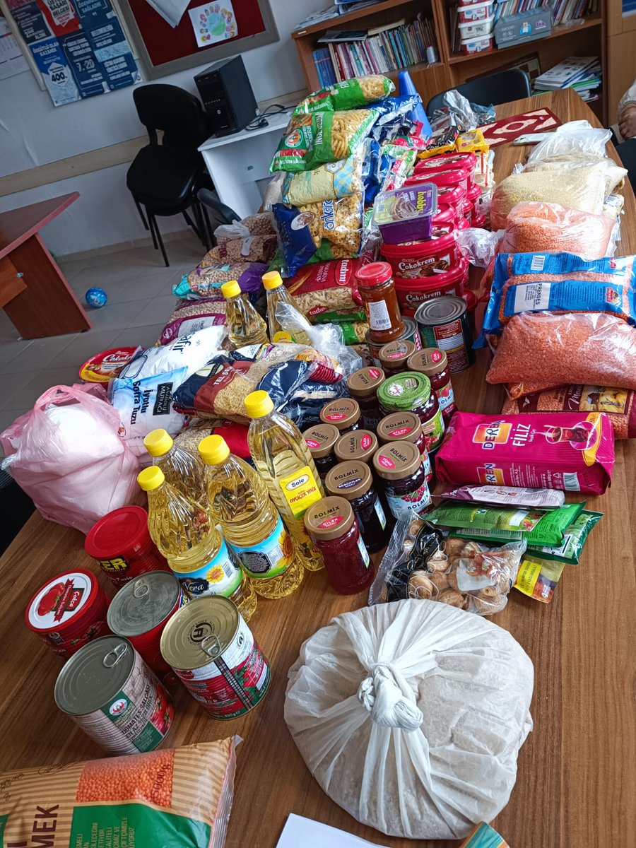 " Yüreğiniz, merhametin kaynağıdır."

Okul Aile Birliği başkanlığımızın öncülüğünde " Değerler Eğitimi" kapsamında öğrencilerimizle birlikte hazırlamış olduğumuz Ramazan kolileri... 

" Paylaştıkça çoğalır zenginliklerimiz."