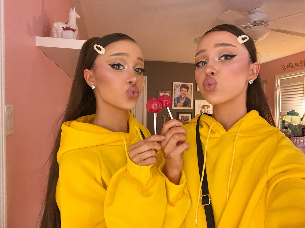 Lollipops & kisses 💋 🍭 Follow all our socials for more content!!! #instagramdown #arianators #influencers #twins #socialmedia #selfies #ArianaGrande #LoveIsland