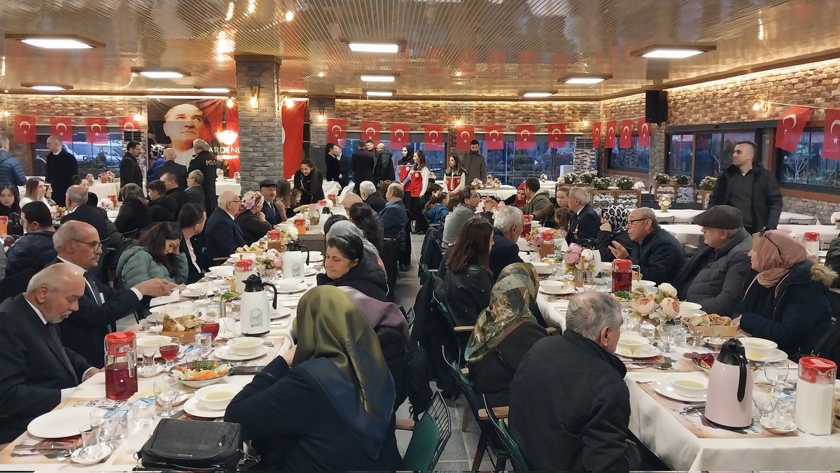 Aziz şehitlerimizin bizlere emaneti olan aileleri, kıymetli gazilerimiz ve aileleriyle Kaymakamımız Erdoğan Turan Ermiş uhdesinde düzenlenen  iftar programında bir araya geldik.