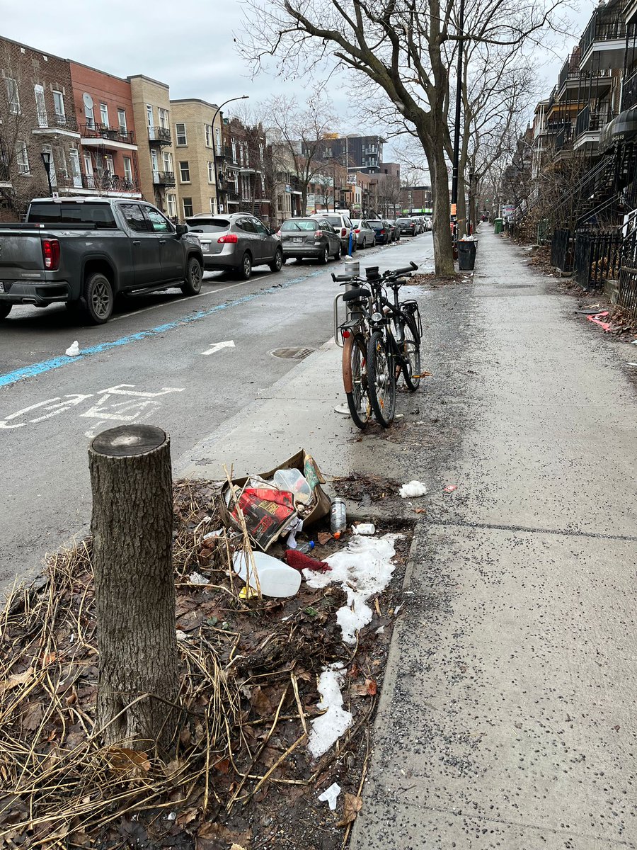 La propreté et l'environnement, c'est l'affaire de tous. Pour que les citoyens posent le bon geste encore faut-il les accompagner et leur offrir les bons outils. C'est ce que demande <a href="/EnsembleMtl/">Ensemble Montréal</a> face à une administration pour qui ce n'est pas une priorité. #polmtl #Montréal