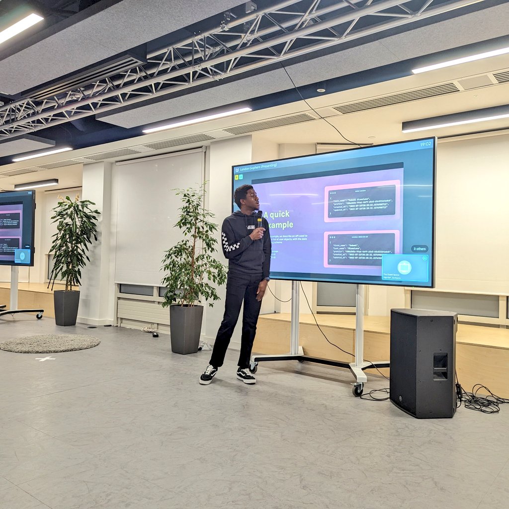 Kicking off the @LondonGophers March event hosted by @monzo, @subomiOluwalana shares top tips on REST API versioning 👏👏👏