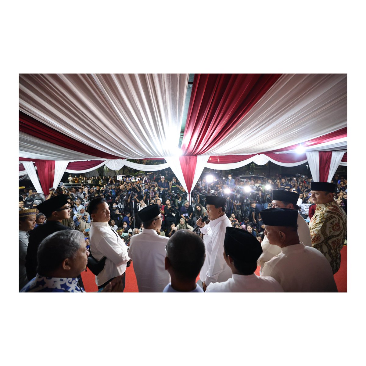 Fahrihamzah's tweet photo. Atas nama pasangan Prabowo Subianto dan Gibran Rakabuming Raka juga atas nama Koalisi Indonesia Maju, Pak Prabowo menyampaikan terima kasih dan penghargaan setinggi-tingginya kepada seluruh rakyat Indonesia yang telah menggunakan hak pilihnya dalam pemilu 2024.

Ucapkan terima kasih sebesar-besarnya kepada seluruh jajaran penyelenggara pemilu, yaitu KPU baik dari tingkat kabupaten, provinsi hingga nasional, PPK, KPPS, seluruh PPLN di 120 negara, seluruh jajaran BAWASLU dan DKPP. Juga kepada TNI, Polri serta seluruh unsur pendukung pelaksana pemilu yang membuat pemilu 2024 berjalan aman, tertib dan sejuk. Terima kasih juga untuk rekan-rekan pers media yang selalu sabar untuk meliput. 

Kami Prabowo-Gibran mengajak seluruh rakyat Indonesia untuk menatap ke depan, kembali bersatu dan bergandengan tangan karena tantangan kita sebagai bangsa masih sangat besar dan untuk membawa Indonesia ke arah kemakmuran dan keadilan.

Kami bertekad berjuang dan bekerja sekeras-kerasnya untuk seluruh Rakyat Indonesia.